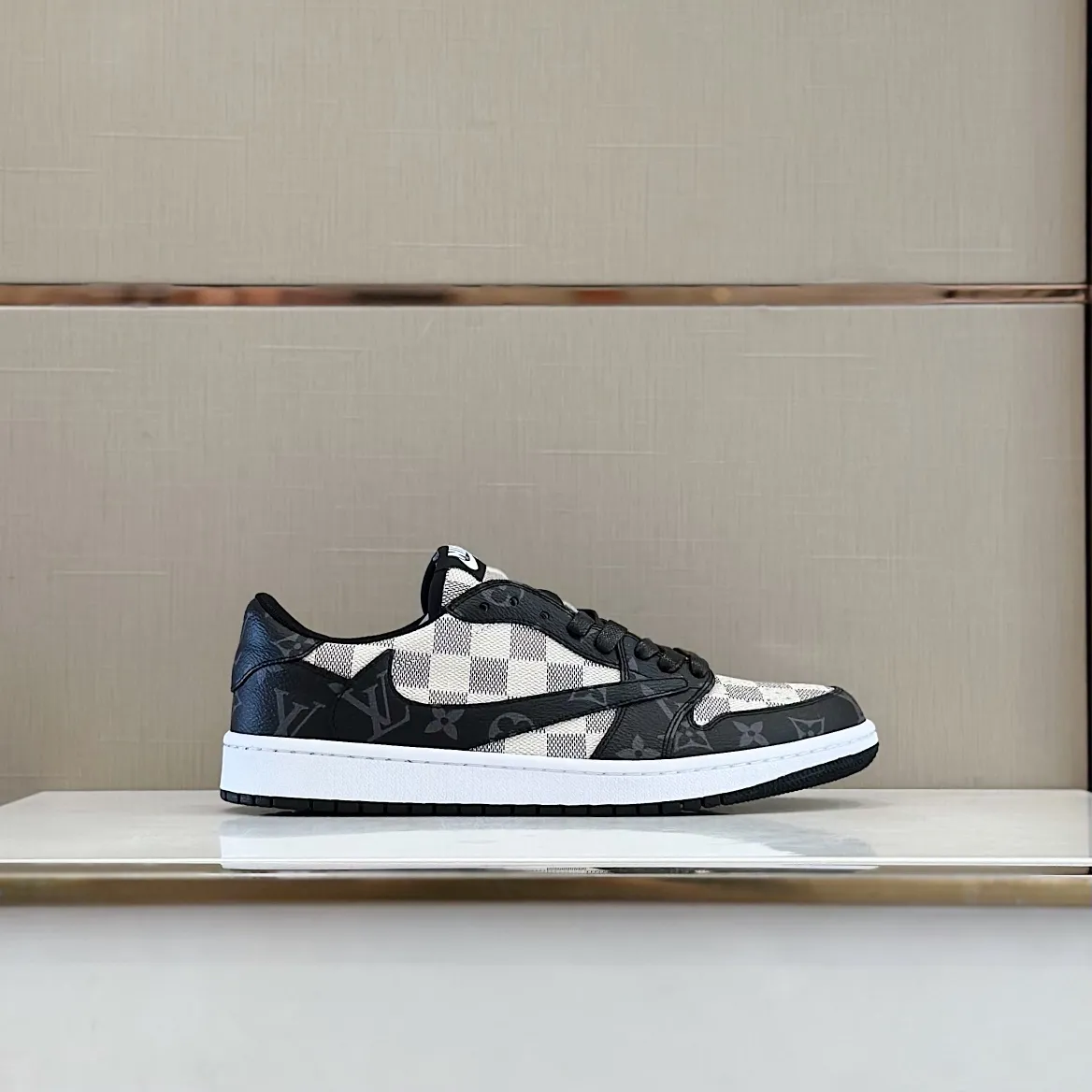 Men's shoes 💰p440 "*OUIS *UITTO* Nike" new original drawer box, co-branded low-top casual sneakers, this sneaker is completely made of denim canvas splicing leather, decorated with Louis Vuitton's iconic monogram and Damierl pattern with natural cowhide piping. The upper of this shoe combines LV’s most classic Monogram and Damier elements, giving it a sense of luxury and recognition! Size: 38-45